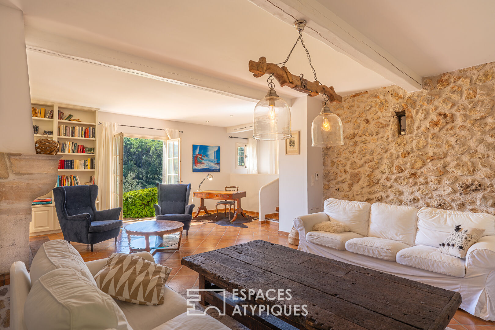 Provençal country house with timeless charm in the heart of olive trees and vineyards