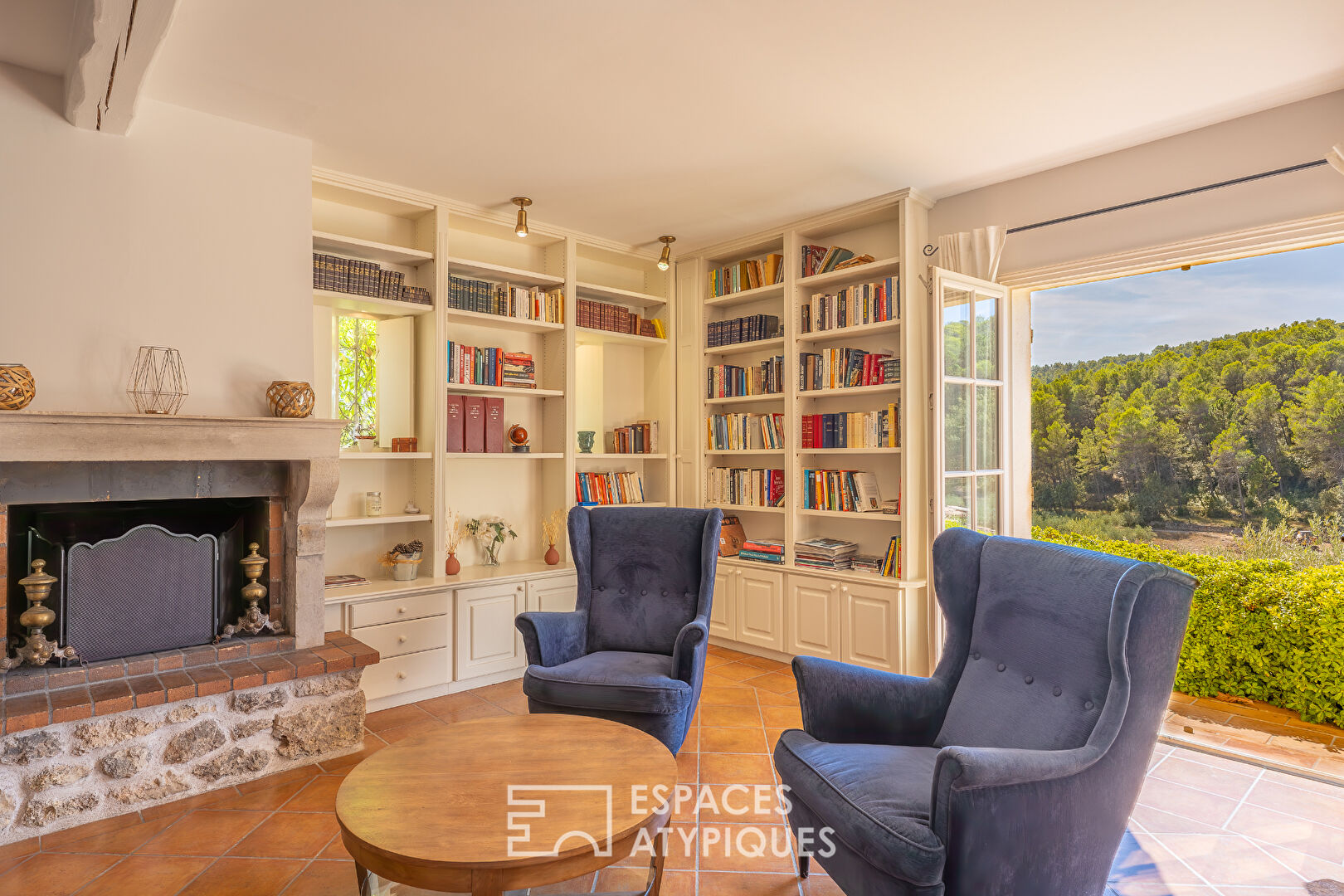 Provençal country house with timeless charm in the heart of olive trees and vineyards