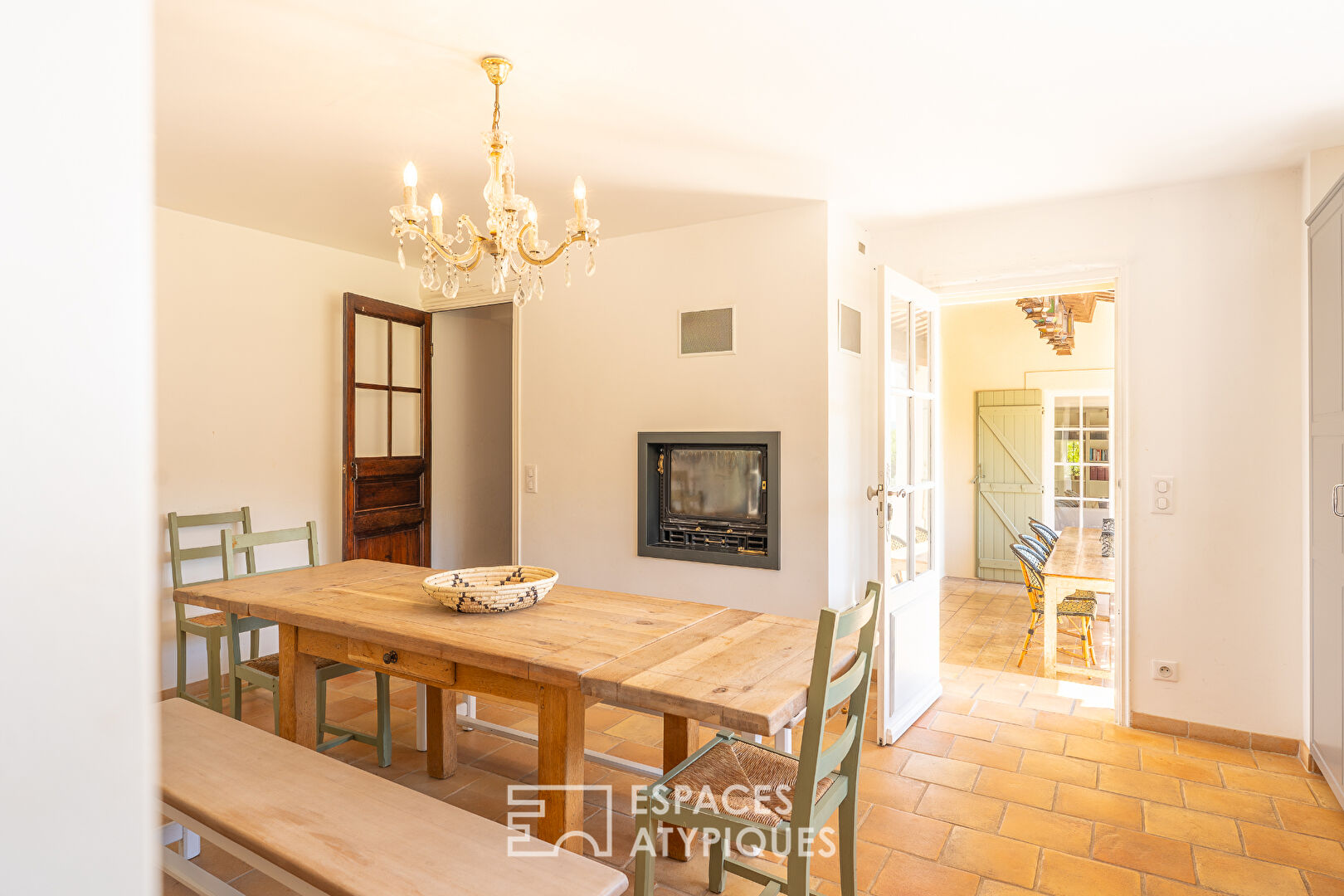 Provençal country house with timeless charm in the heart of olive trees and vineyards