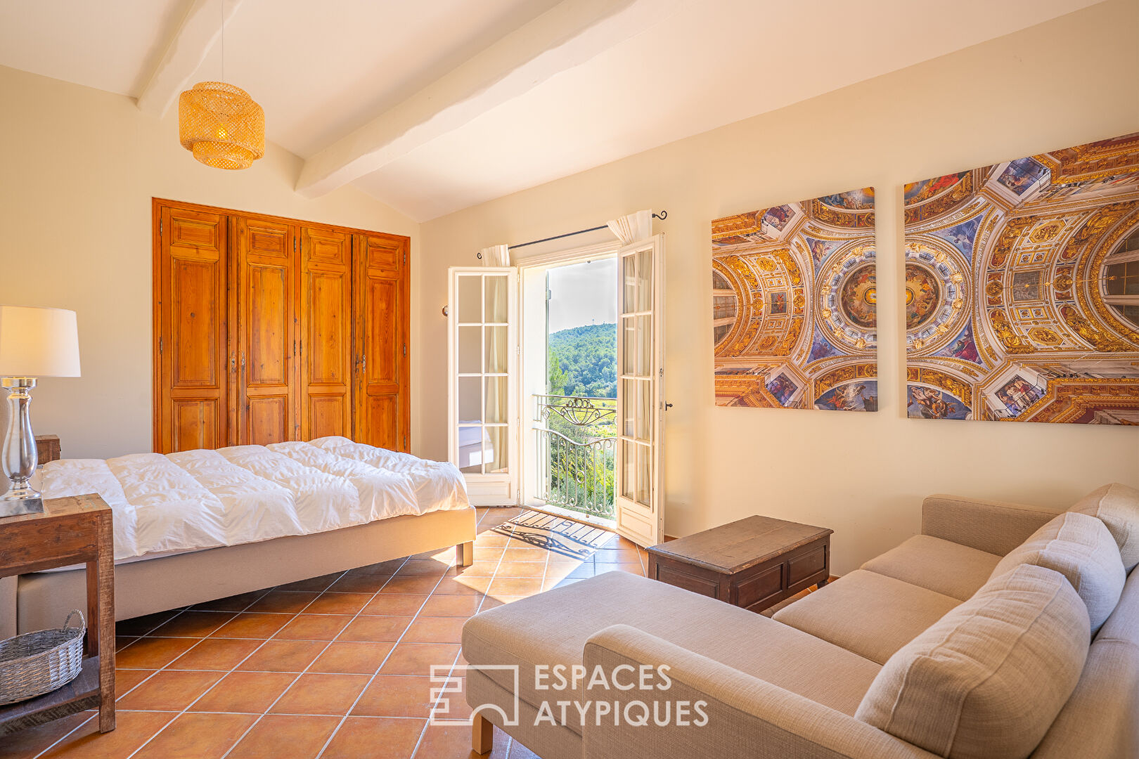 Provençal country house with timeless charm in the heart of olive trees and vineyards