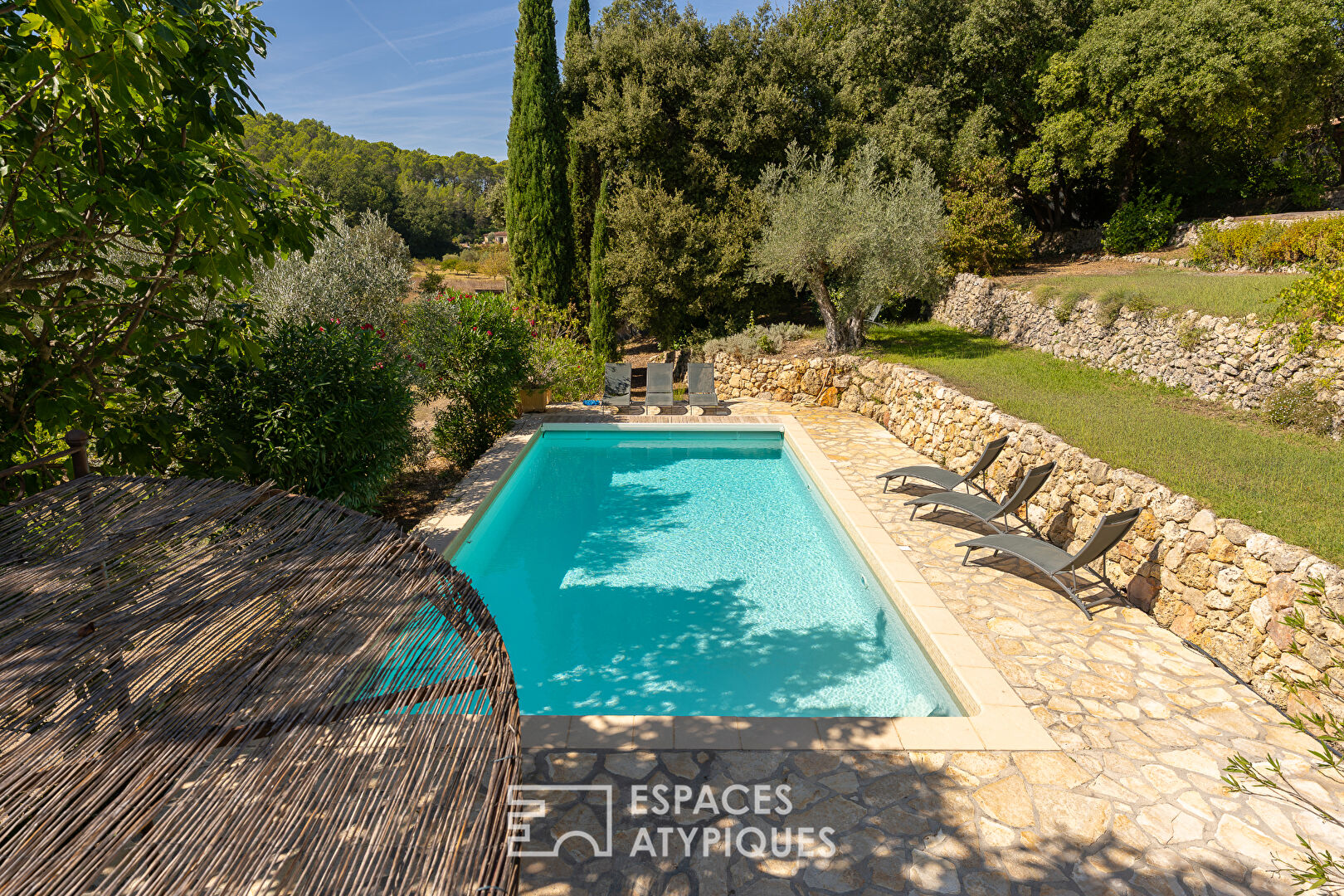 Provençal country house with timeless charm in the heart of olive trees and vineyards