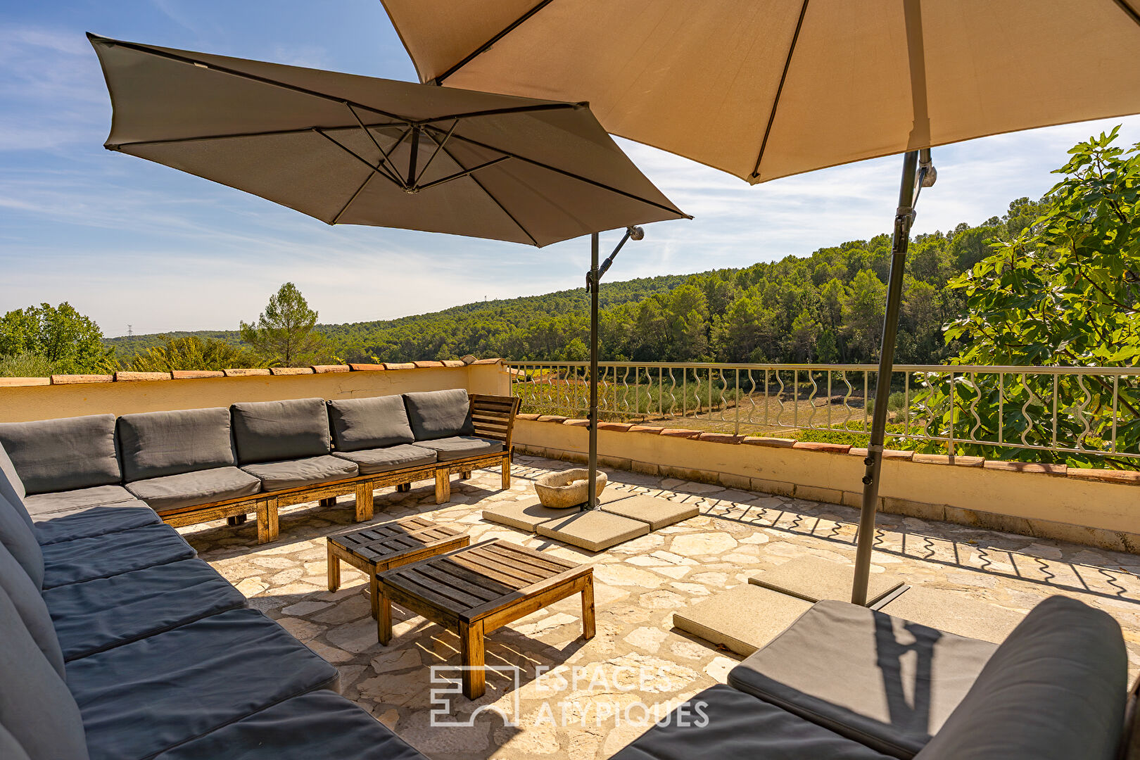 Provençal country house with timeless charm in the heart of olive trees and vineyards