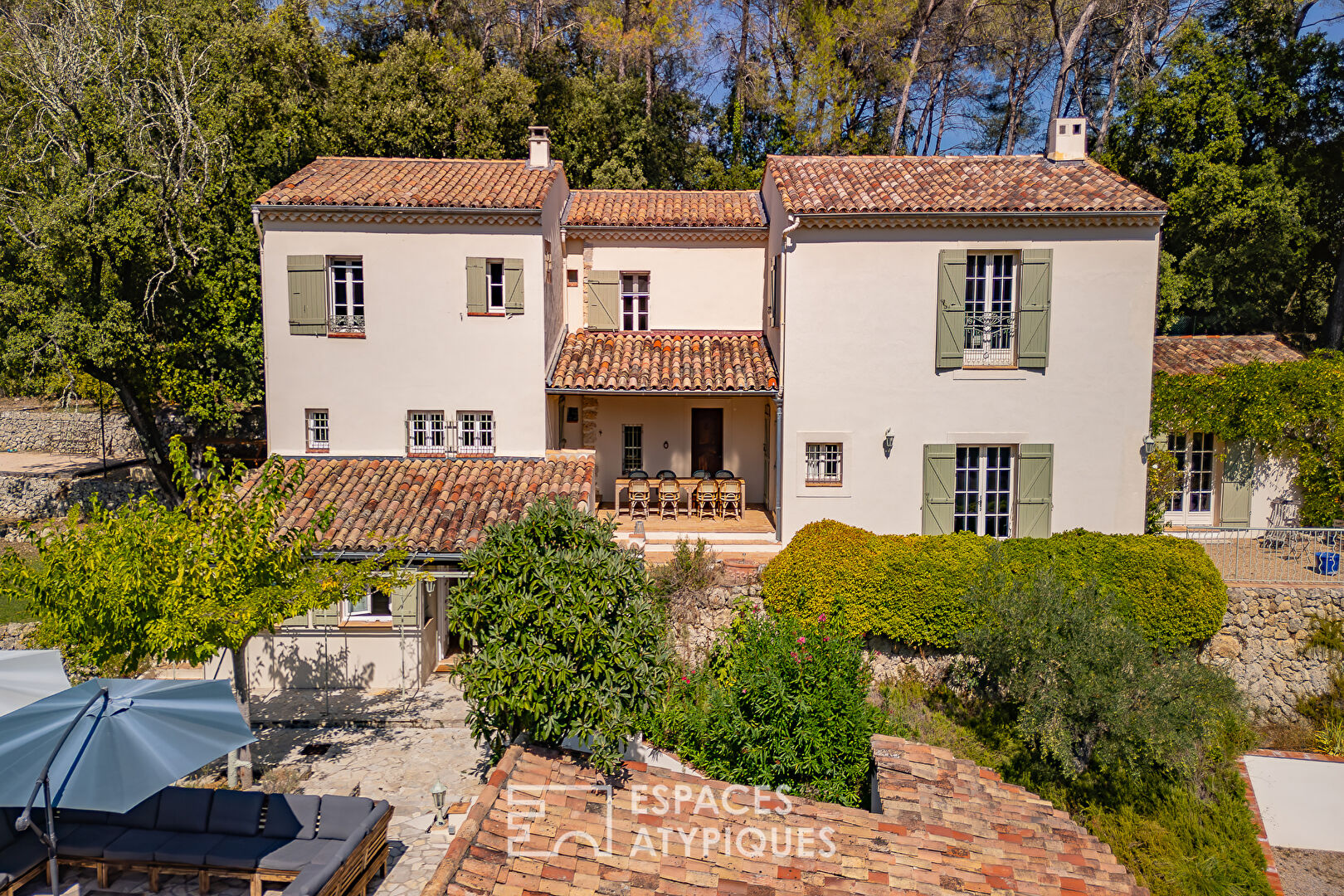 Provençal country house with timeless charm in the heart of olive trees and vineyards