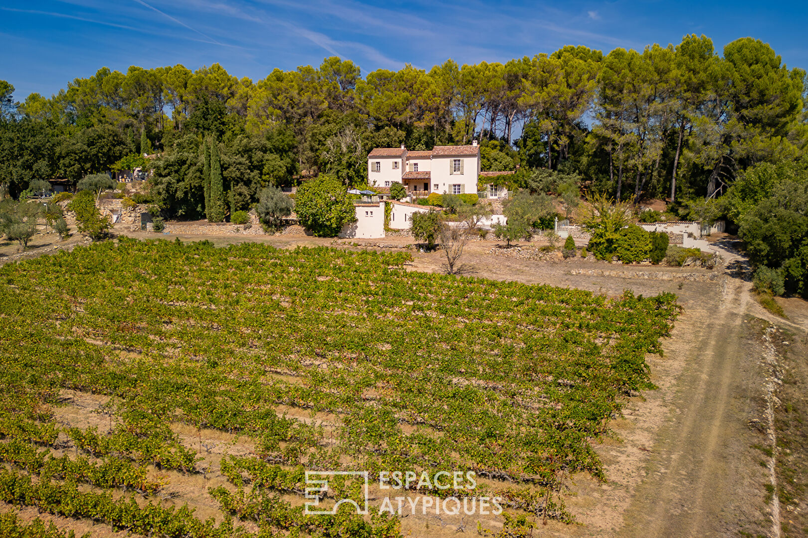 Provençal country house with timeless charm in the heart of olive trees and vineyards