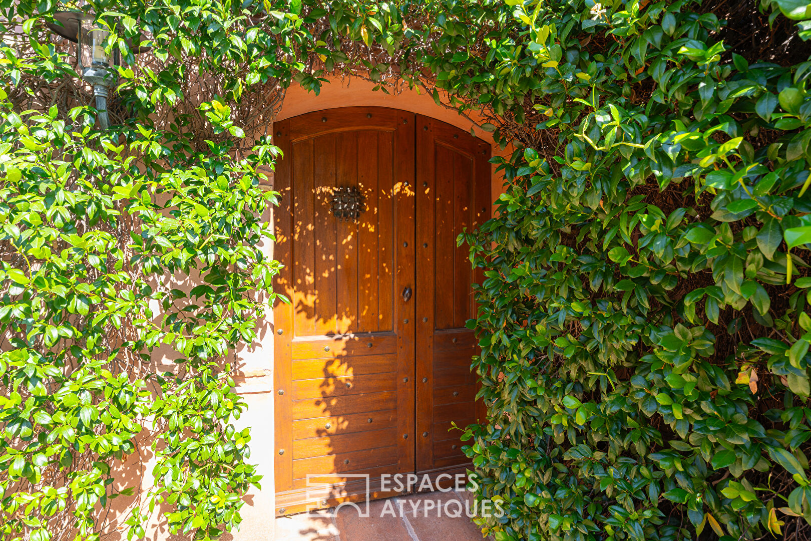 Maison avec piscine comme une hacienda en terre provençale