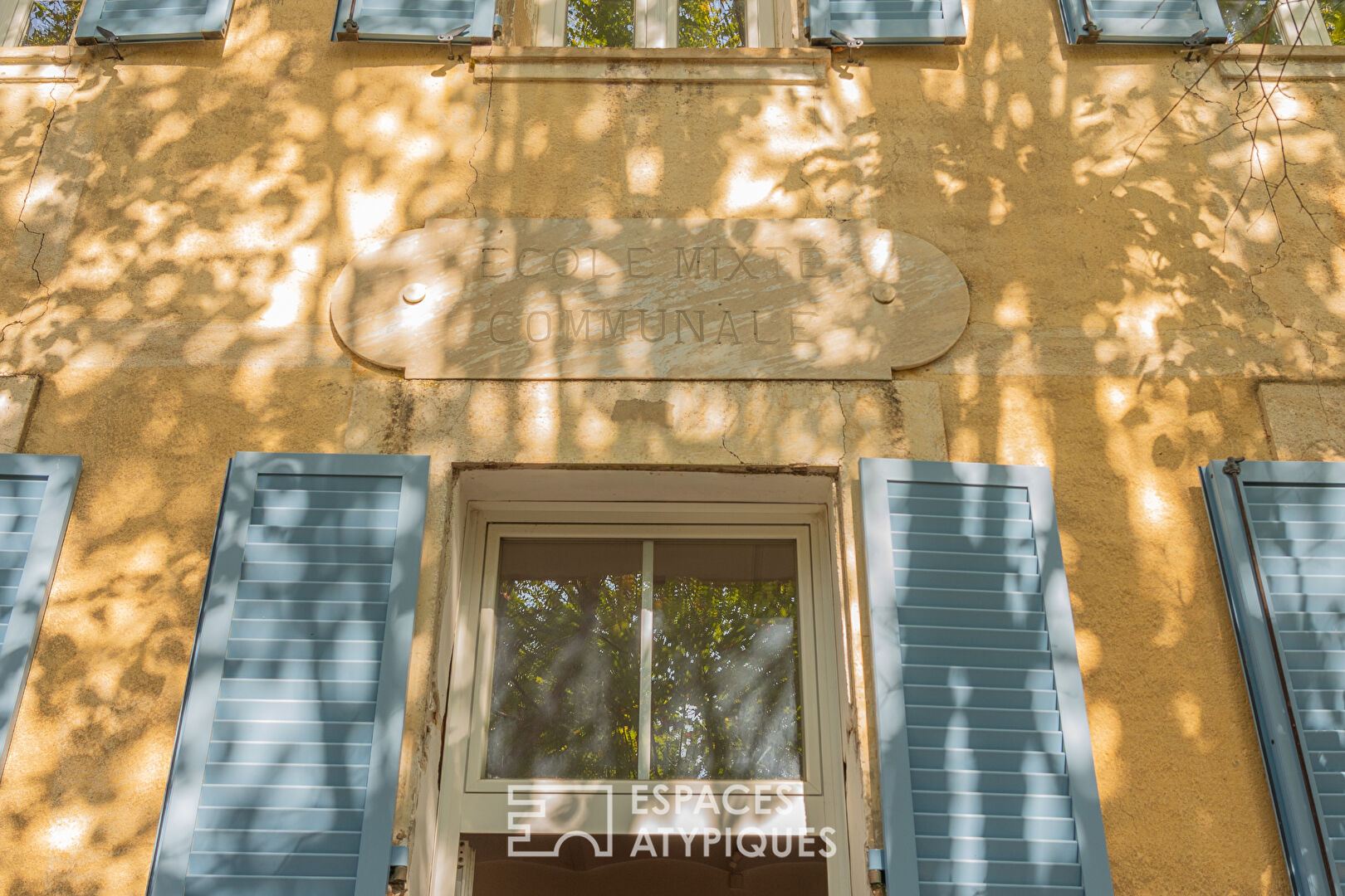Ancienne école du XIXe s. avec piscine et ateliers d’artiste