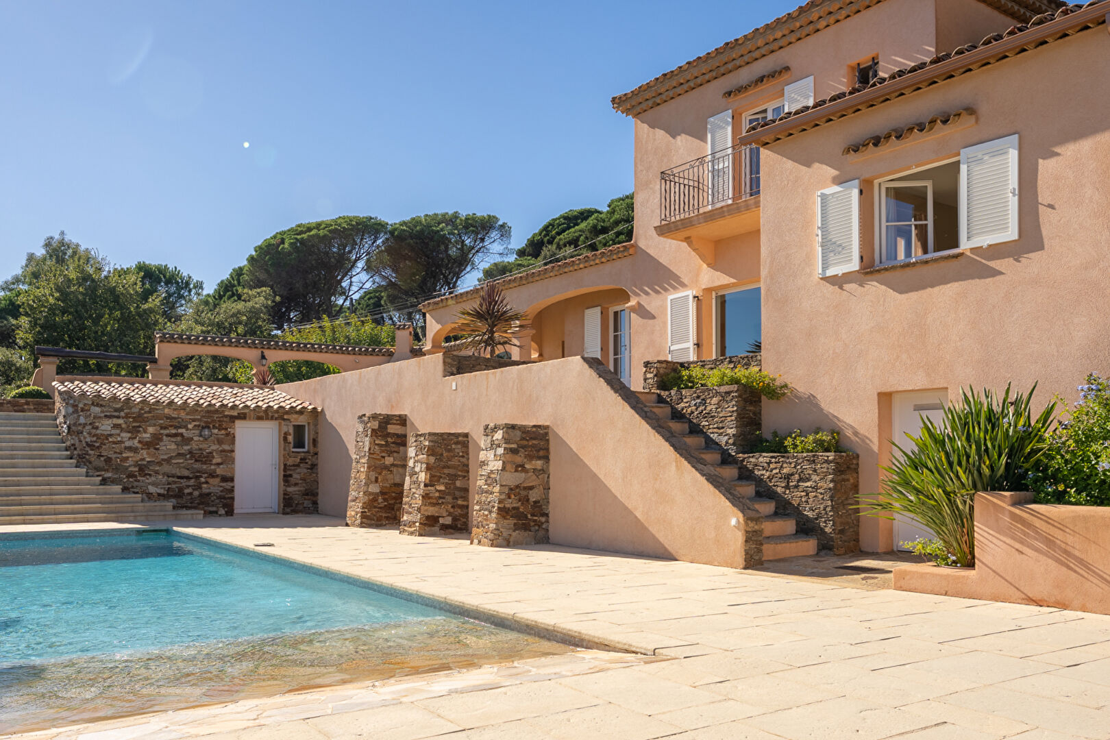 Mas Bourgeois en Position Dominante