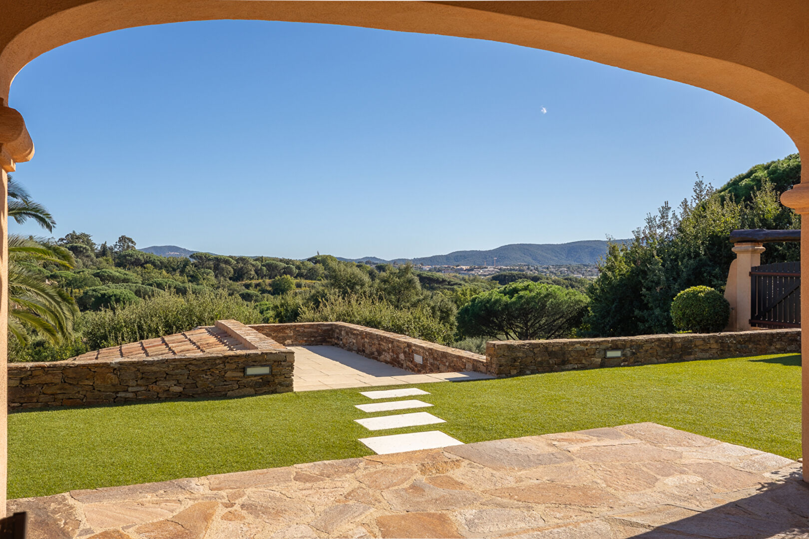 Mas Bourgeois en Position Dominante