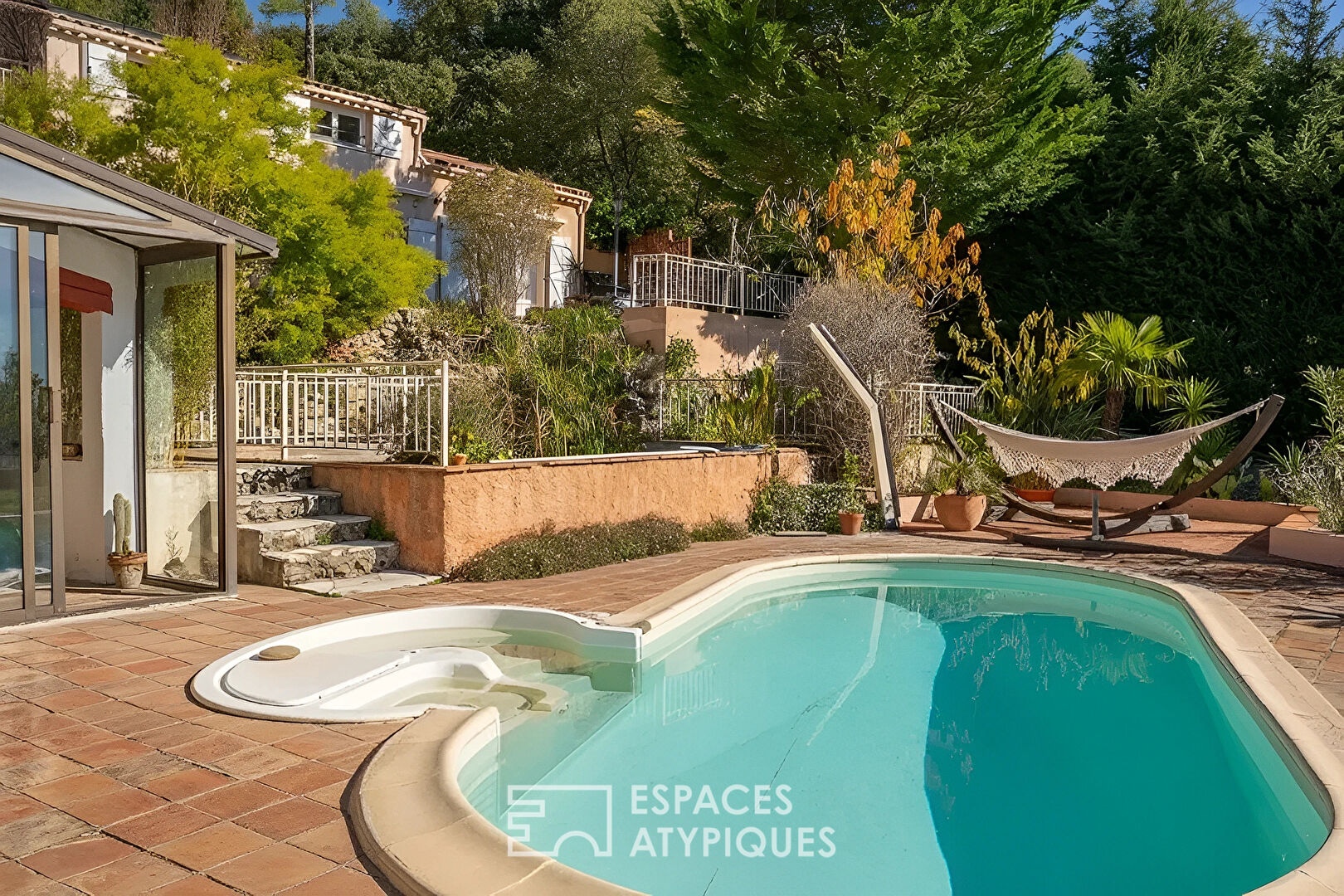 Maison provençale avec gîtes, piscine et oliveraie