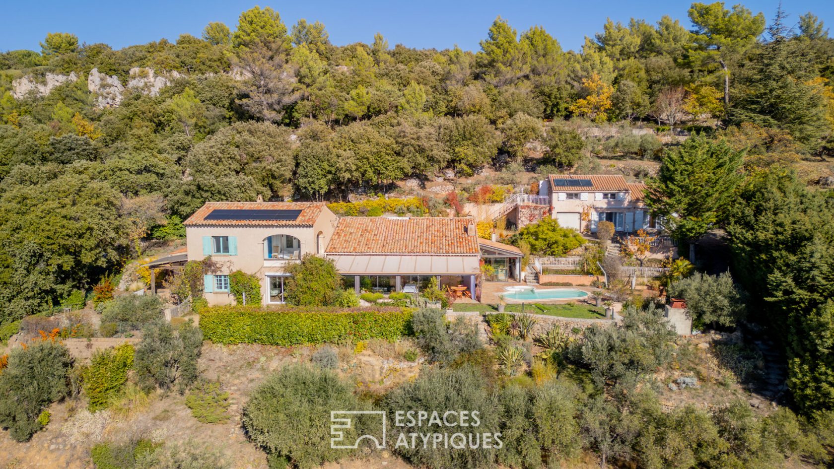 Maison provençale avec gîtes, piscine et oliveraie