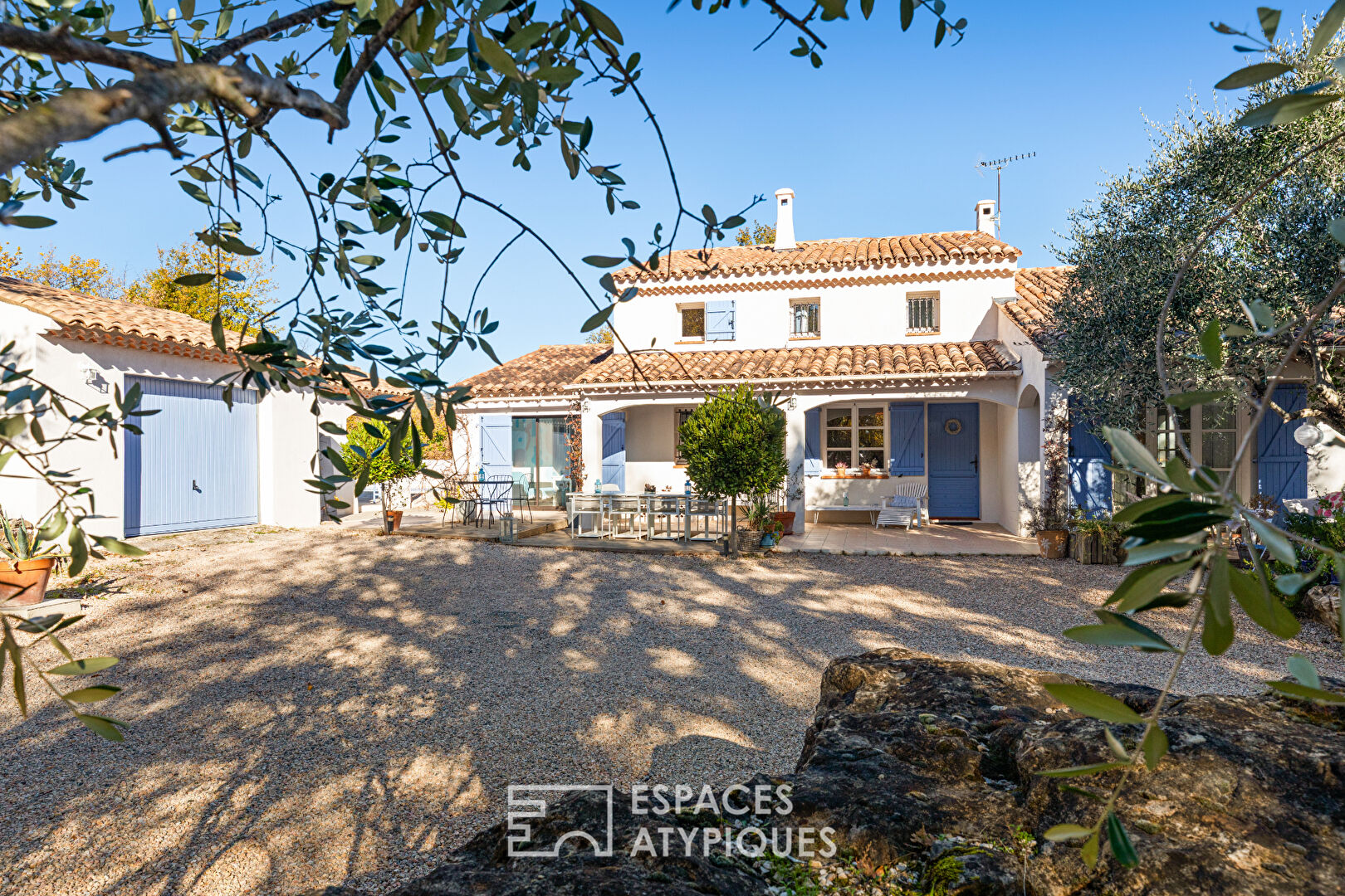 Havre provençal face aux Montagnes