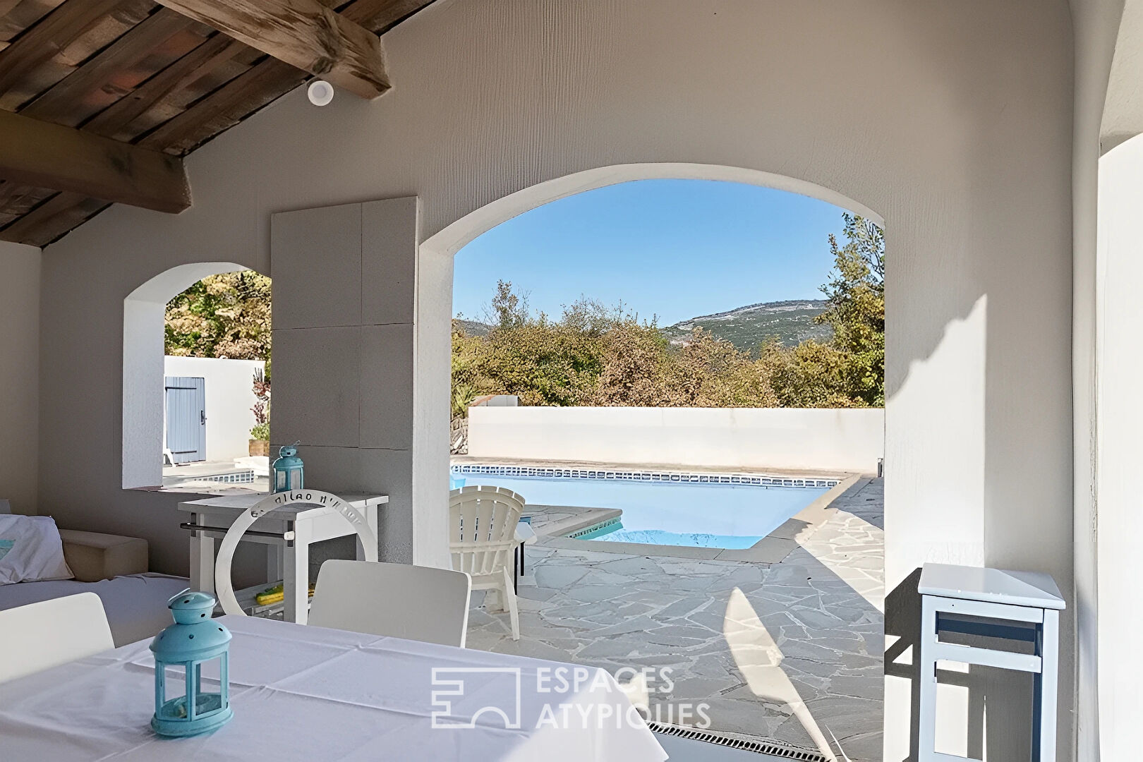 Havre provençal face aux Montagnes