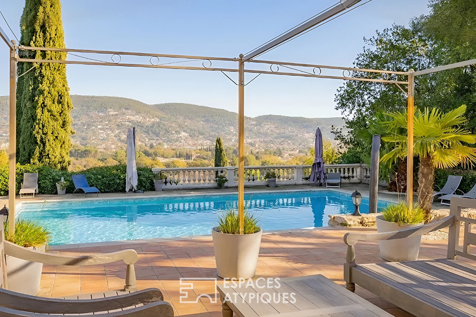 Manoir du 19e siècle et ses dépendances avec vue panoramique