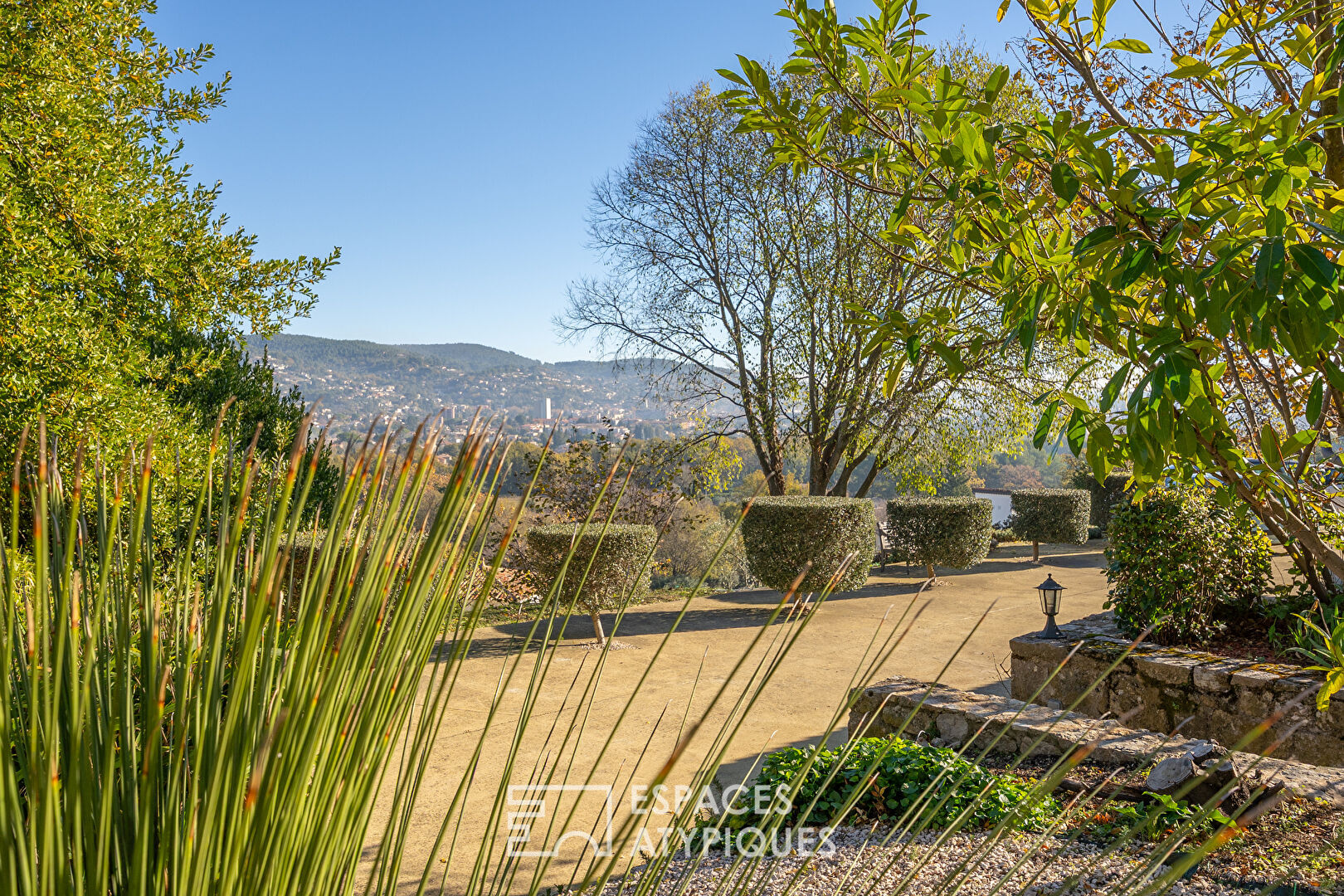 Manoir du 19e siècle et ses dépendances avec vue panoramique