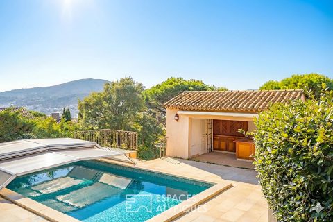 Réinvention Contemporaine pour cette Villa Années 70 avec Piscine dans quartier prisé