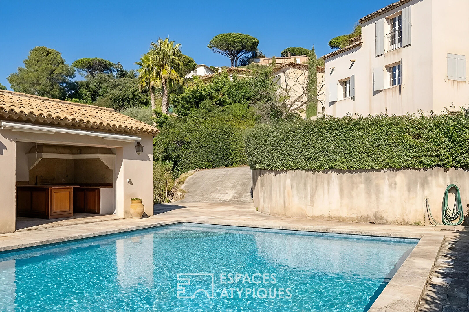 Réinvention Contemporaine pour cette Villa Années 70 avec Piscine dans quartier prisé