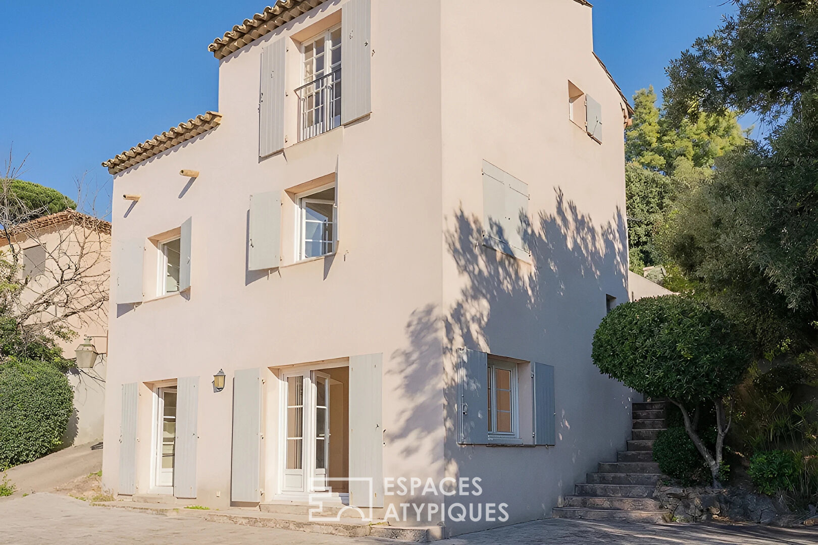 Réinvention Contemporaine pour cette Villa Années 70 avec Piscine dans quartier prisé