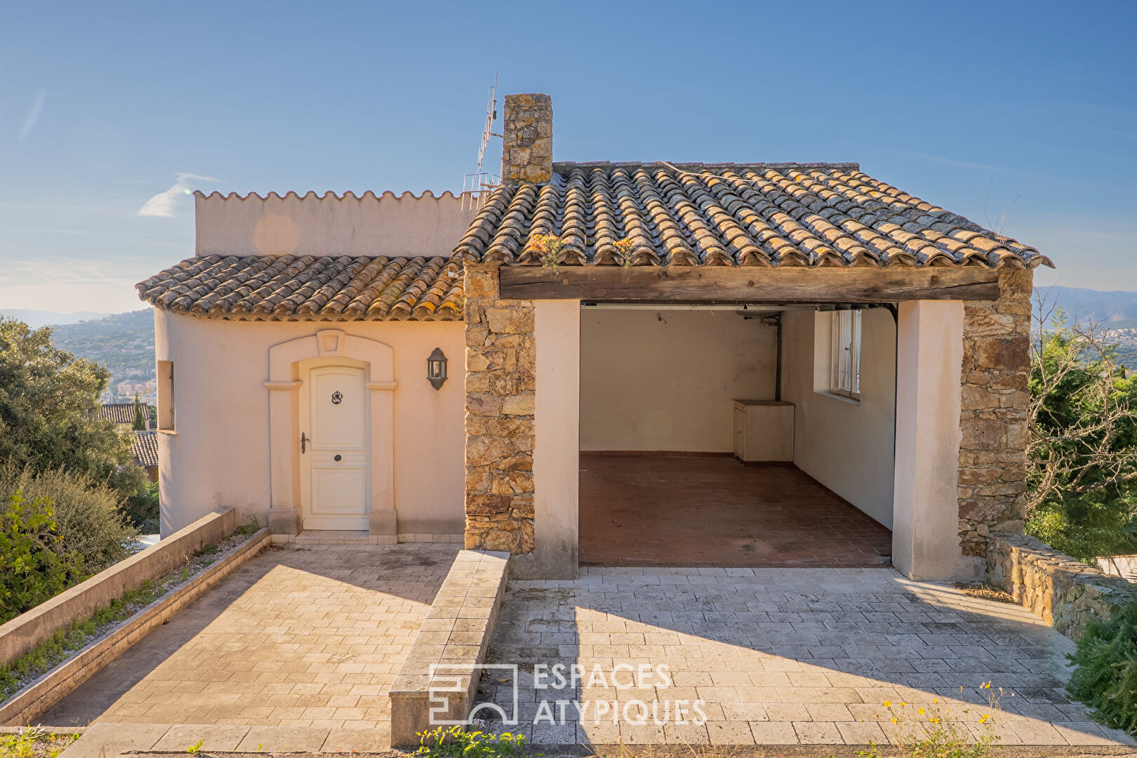 Réinvention Contemporaine pour cette Villa Années 70 avec Piscine dans quartier prisé