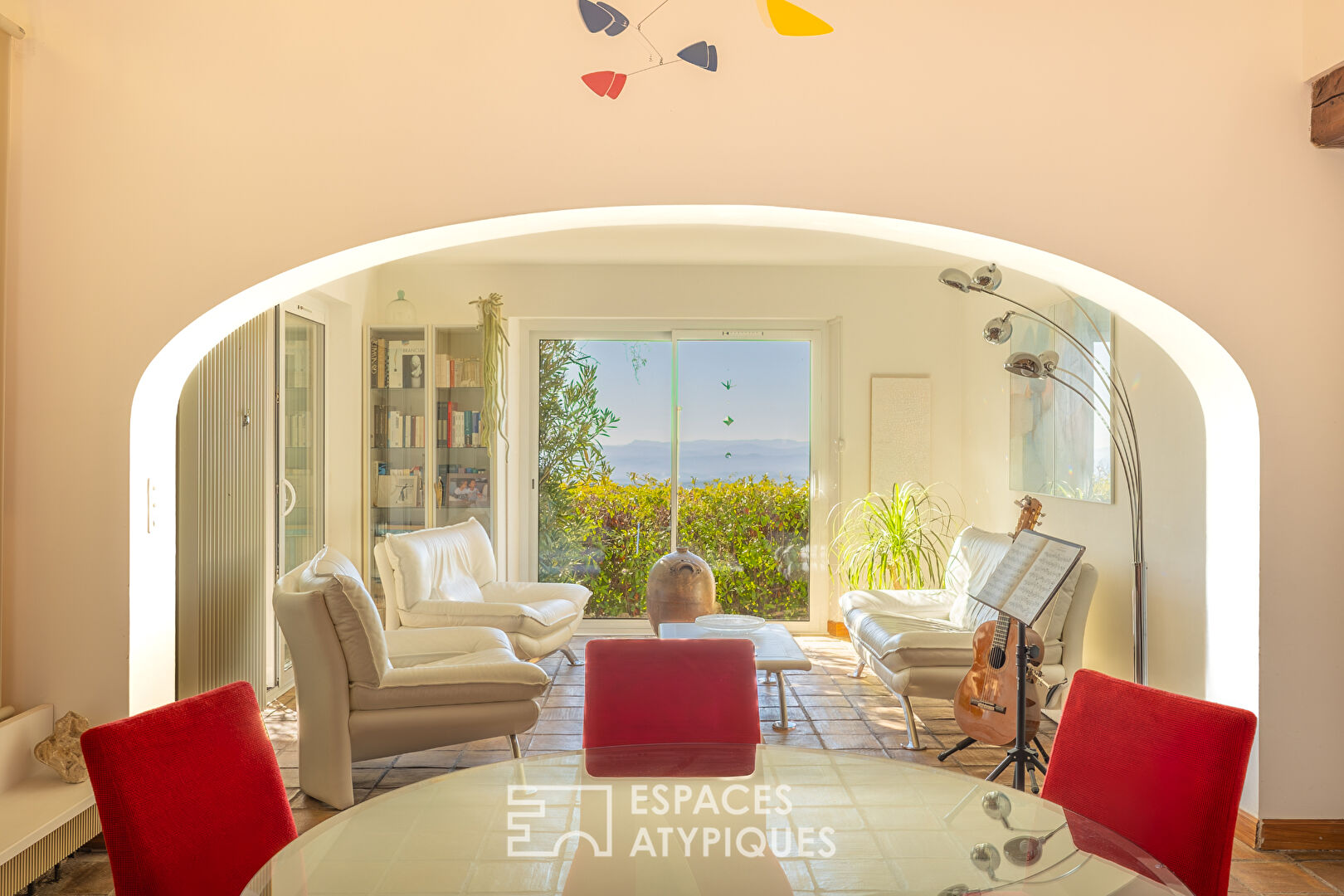 Maison provençale avec gîtes, piscine et oliveraie