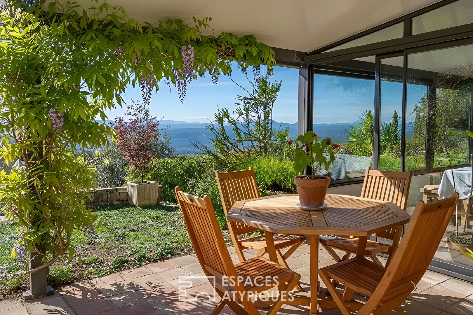 Maison provençale avec gîtes, piscine et oliveraie