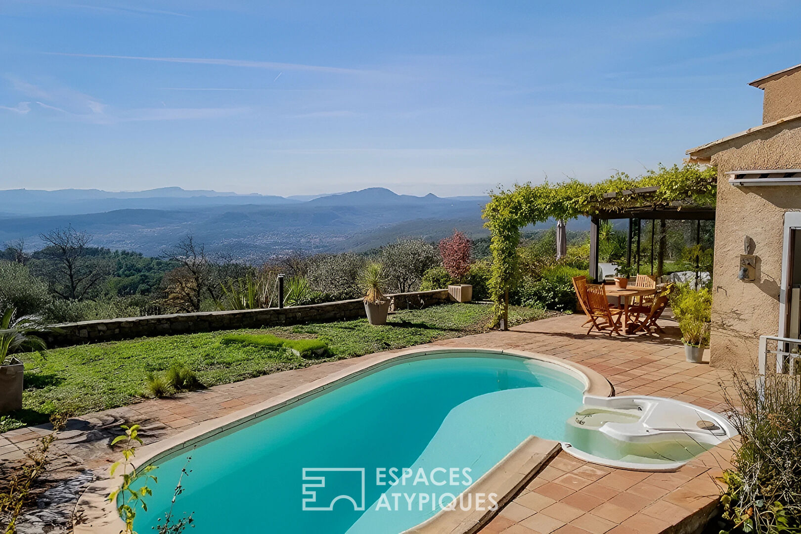 Maison provençale avec gîtes, piscine et oliveraie