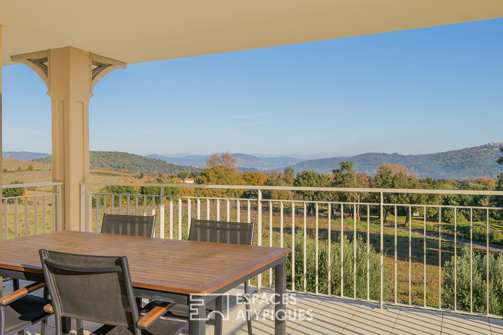 Appartement dernier étage avec vue dominante sur les vignes