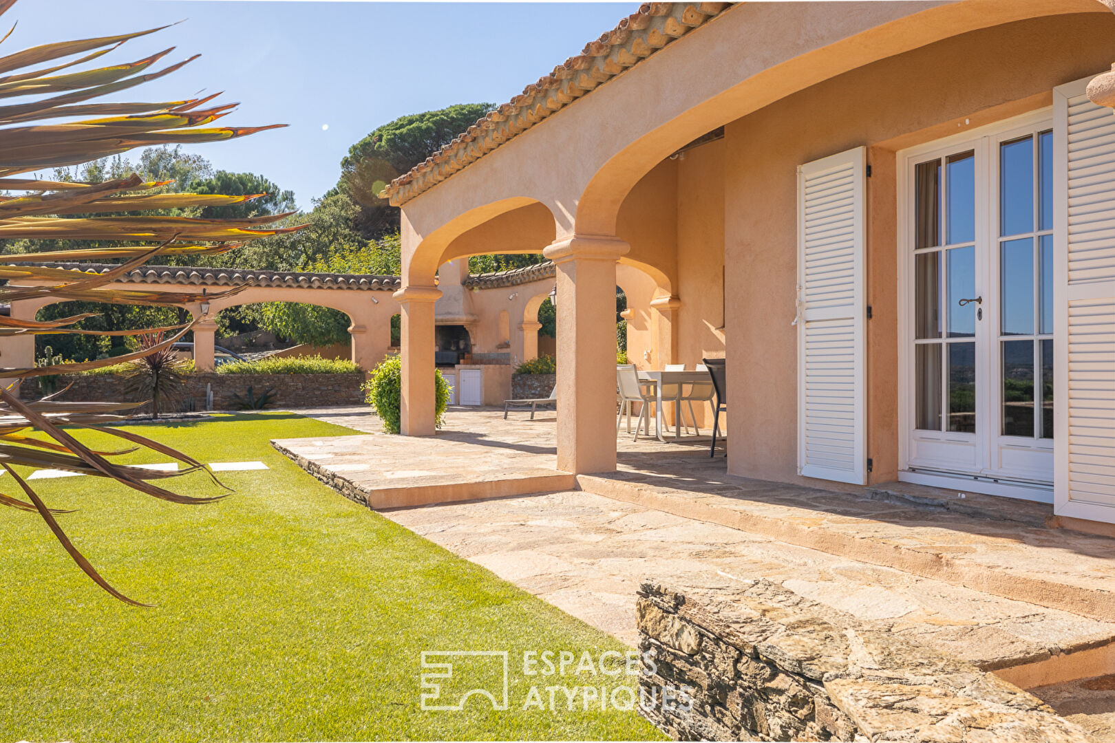 Mas Bourgeois en Position Dominante