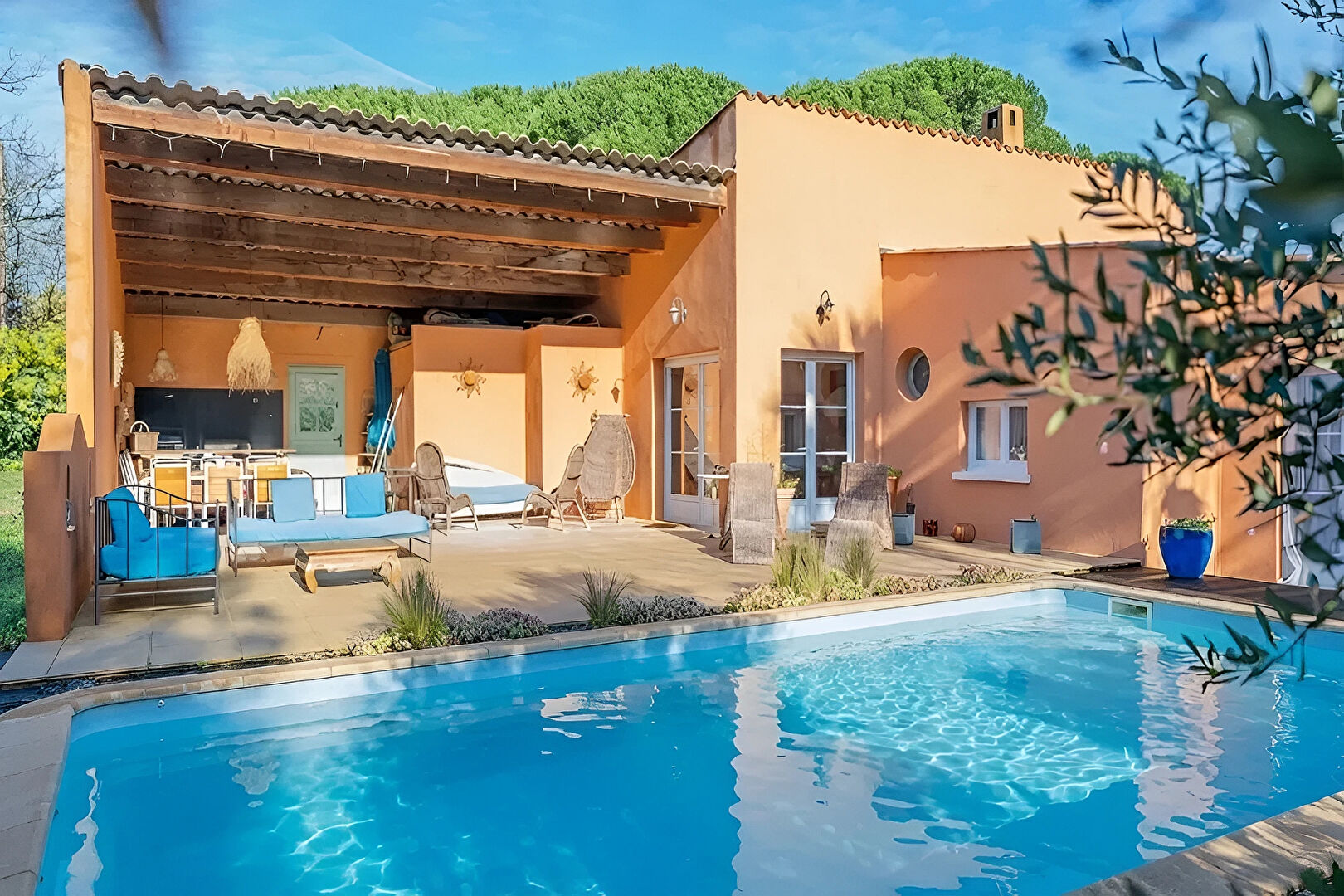 Plain-pied de charme avec patio d&rsquo;artiste et piscine