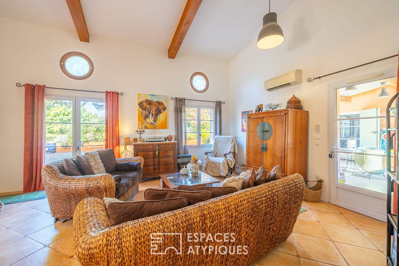 Plain-pied de charme avec patio d&rsquo;artiste et piscine