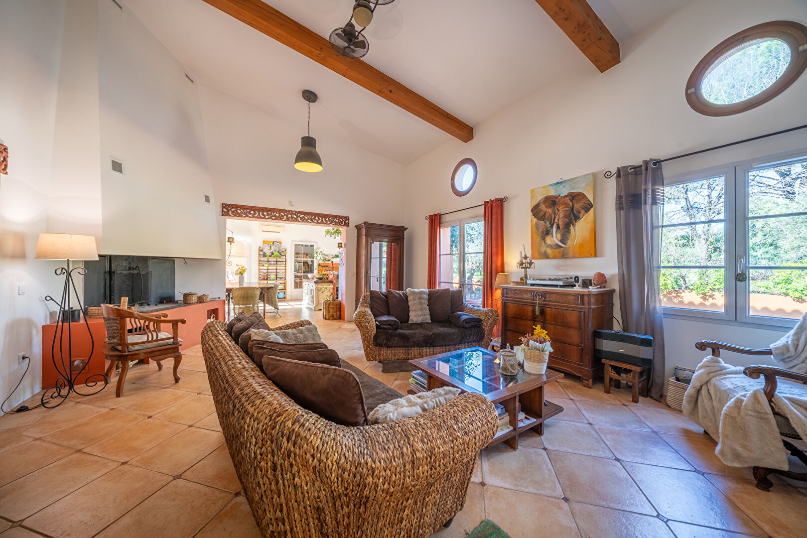 Plain-pied de charme avec patio d&rsquo;artiste et piscine