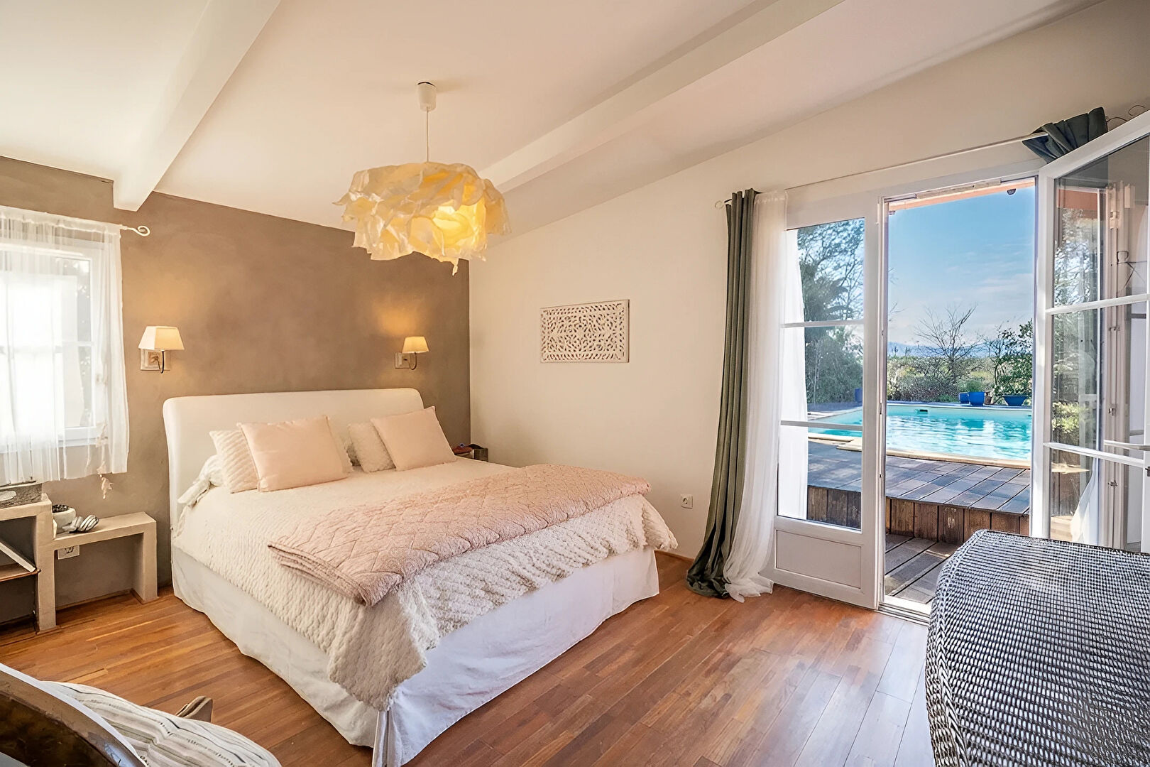 Plain-pied de charme avec patio d&rsquo;artiste et piscine