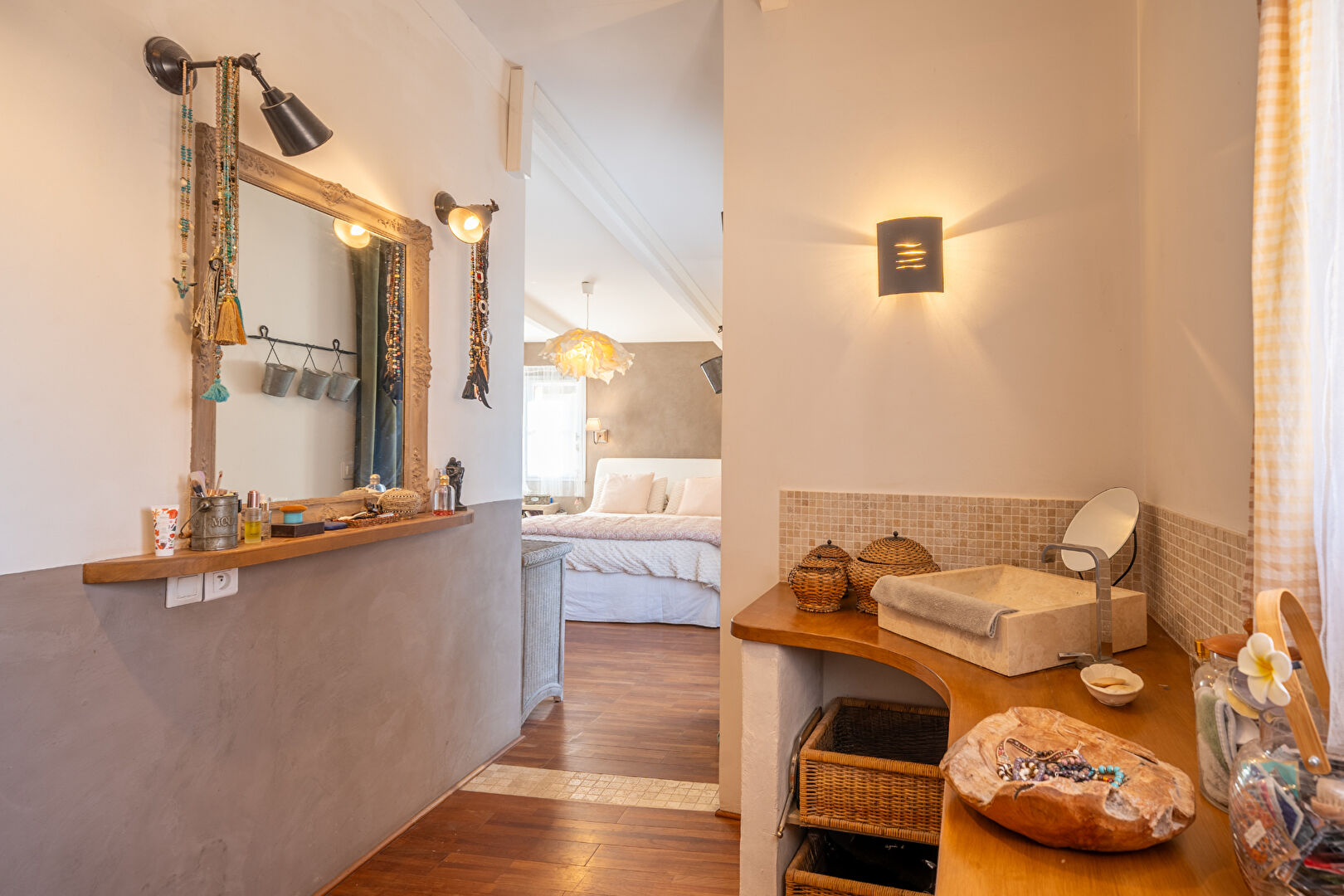 Plain-pied de charme avec patio d&rsquo;artiste et piscine