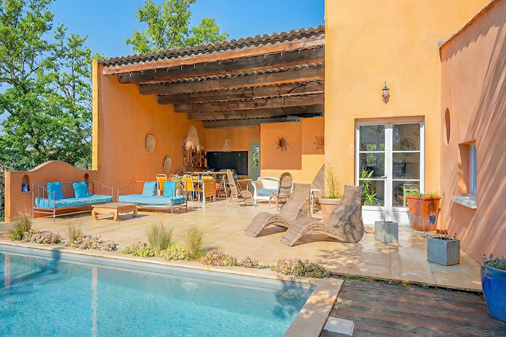 Plain-pied de charme avec patio d&rsquo;artiste et piscine