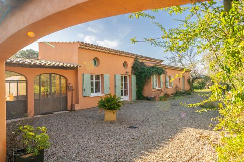 Plain-pied de charme avec patio d’artiste et piscine