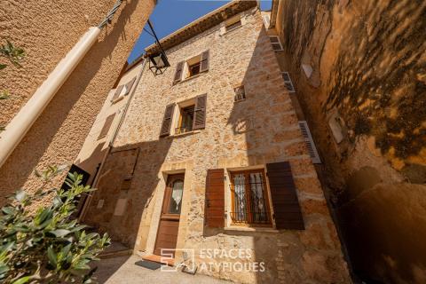 Maison de village en pierre, terrasse tropézienne, tout à pied