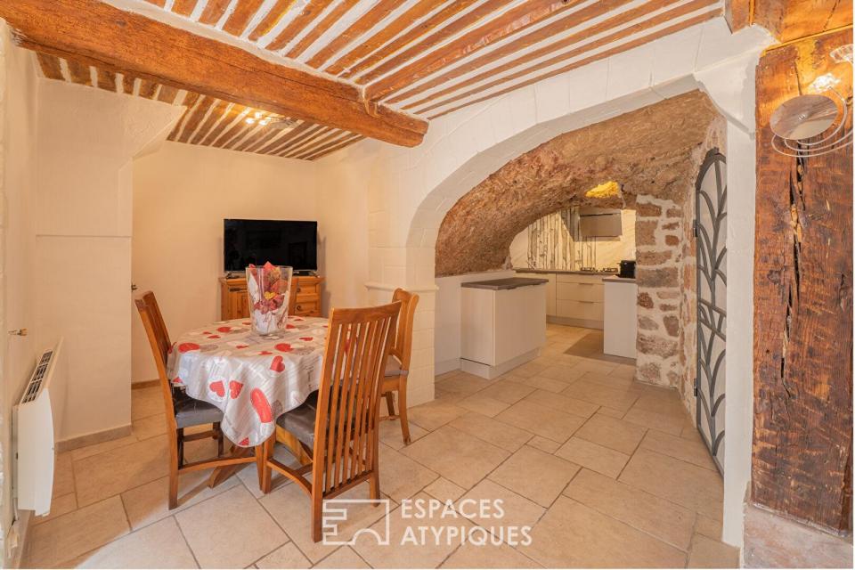 Maison de village en pierre, terrasse tropézienne, tout à pied