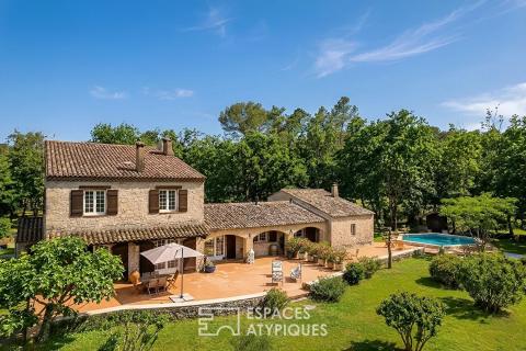 Provençal country house in the heart of a preserved estate