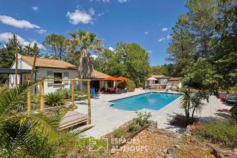 Villa de plain-pied au coeur de la nature avec piscine