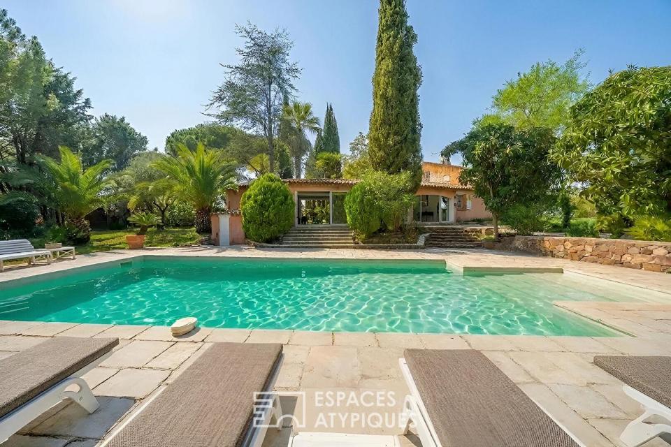 Villa de caractère avec parc paysager, étang et piscine