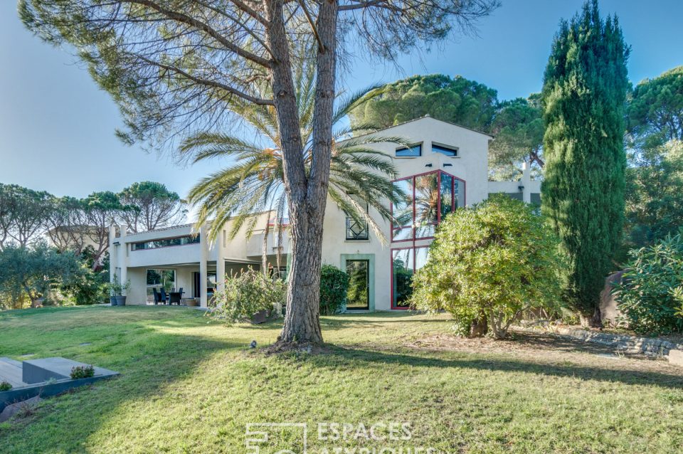 83700 SAINT RAPHAEL - villa moderniste sur le golf - Réf. 154