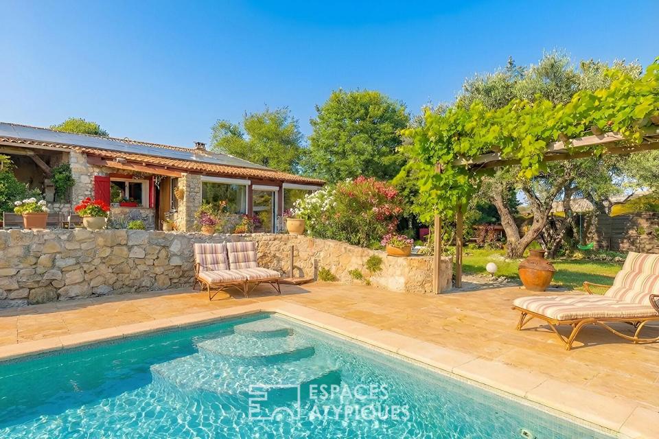 Maison en pierre de plain-pied avec piscine