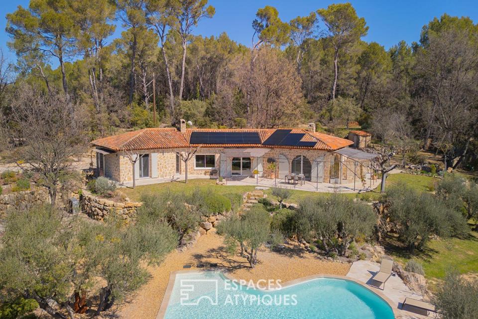 Propriété d'exception de plain-pied avec piscine, vue dominante