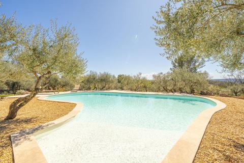 Propriété d&rsquo;exception de plain-pied avec piscine, vue dominante