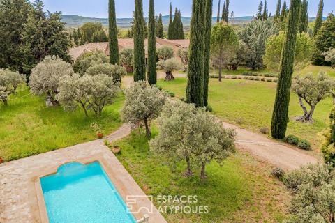 Architecture sculpturale, oliveraie, piscine et tennis