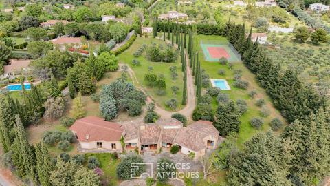 Architecture sculpturale, oliveraie, piscine et tennis