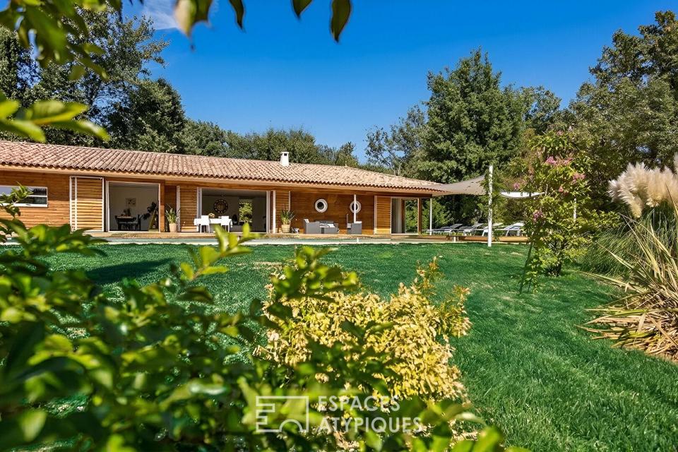 Longère contemporaine à ossature bois dans son écrin végétal