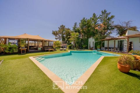 Villa contemporaine aux accents safari avec piscine et tennis