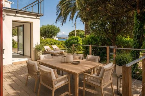 Appartement esprit maison avec terrasse, piscine et vue mer partielle
