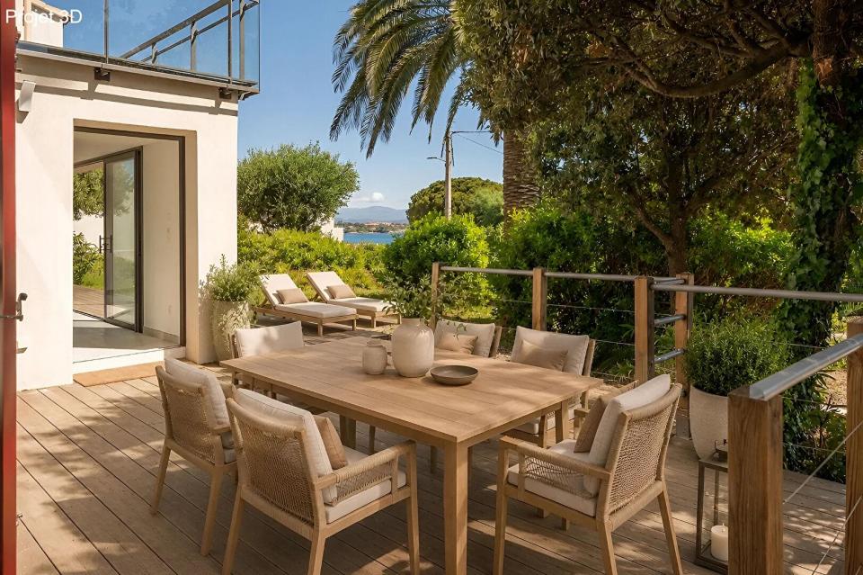 Appartement esprit maison avec terrasse, piscine et vue mer partielle