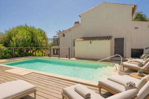 Appartement esprit maison avec terrasse, piscine et vue mer partielle